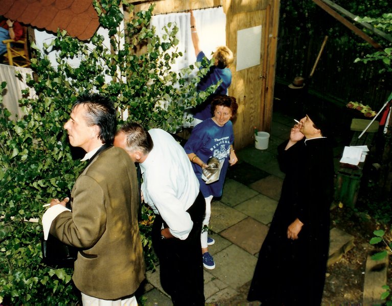 hinter der B�hne w�hrend der Vorstellung von Zwei wie Don Camillo und Peppone (1997)
