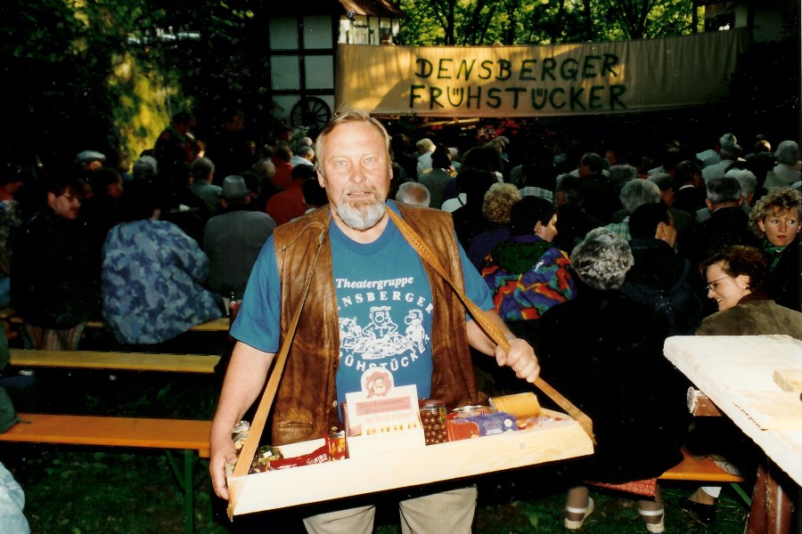 Wolfgang Dr�sedau mit Bauchladen
