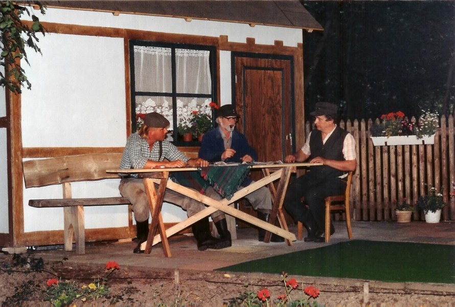 Theater 1995 im Burggraben: <em>Katzenjammer</em> mit Mattias Wilhelm als Done, Torsten Sch�bel als Opa Otto und Karl-Heinz Neumann als Alois