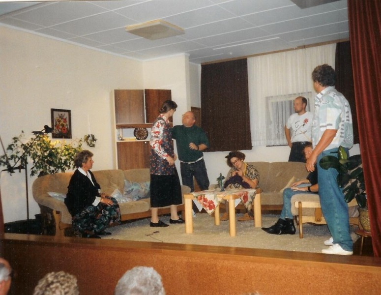 Christel Aubel, Dolores Eckhardt, Reinhod G�rtz, Michaela G�nst, Herbert Fuest und Karl-Heinz Neumann in <em>Strohwitwer habens schwer</em>