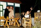Szene aus Zwei wie Don Camillo und Peppone (1997)