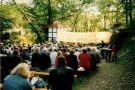 das Publikum erwaret den Beginn der Vorstellung &bdquo;Zwei wie Don Camillo und Peppone&rdquo; (1997)