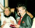 Thomas Vestweber als l�dierter Staubsaugervertreter hinter der B�hne mit Gisela Noll