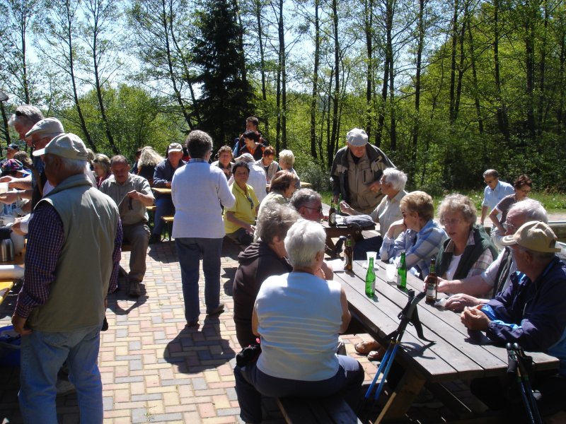 Besucher der Maifeier am Tretbecken
