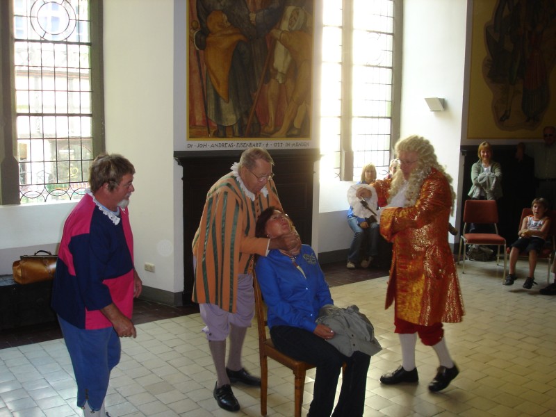 Zahnbehandlung durch Dr. Eisenbart im M&uuml;ndener Rathaus