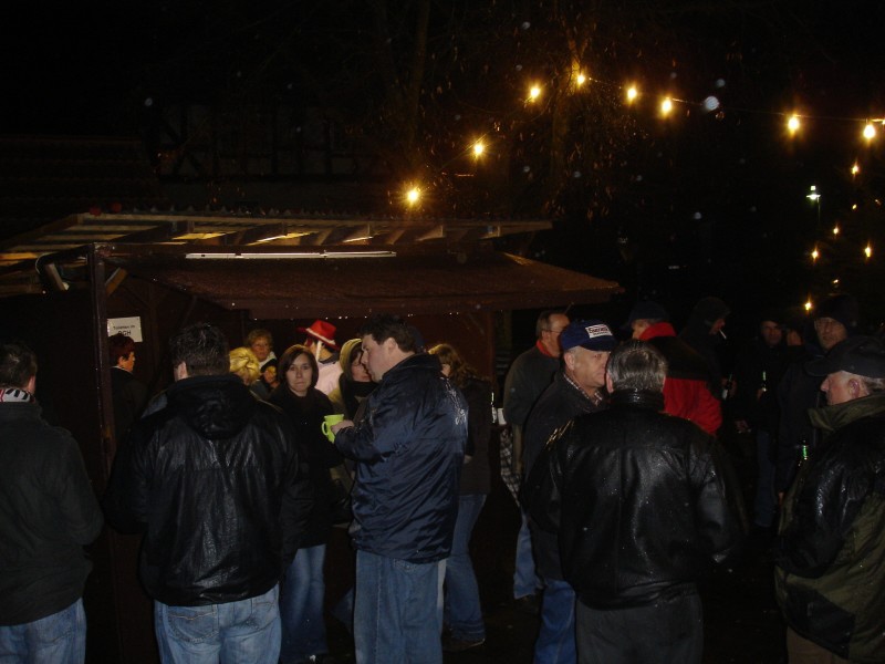 Besucher der Nikolausfeier auf dem Densberger Dorfplatz