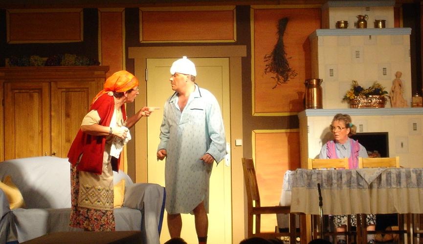 Bauer mit Frau und Schw�gerin bei der Auff�hrung "Alles nur Theater" in Ahlten am 3.11.2007