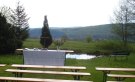 Der f�r den Himmelfahrtsgottesdienst vorbereitete Altar vor einer Naturkulisse