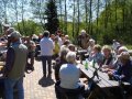 Besucher der Maifeier am Tretbecken
