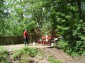 Wir k&ouml;nnen nicht nur feiern, sondern auch arbeiten: Herrichten des Burggrabens f&uuml;r den Himmelfahrtsgottesdienst am 17.5.2007