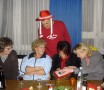 Karl-Heinz Neumann verteilt Wichtelgeschenke bei der Weihnachtsfeier am 11.12.2007