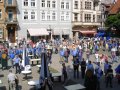 alle beobachten das Glockenspiel am Rathaus