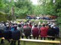 etwa 60 Besucher versammeln sich zum Gottesdienst im Burggraben