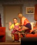 <em>Lena</em> bedr�ngt den &bdquo;etwas anderen M�belpacker&rdquo; <em>Robert, genannt Roberta</em> (Dieter M�cke)