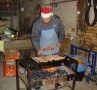 Erich Kramer mit dem Grill regengesch�tzt in einer Garageneinfahrt (Nikolausfeier am 6.12.2007)
