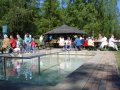 das Tretbecken mit Besuchern am 1. Mai