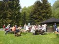 Besucher am 1. Mai 2009 am Tretbecken bei Densberg