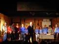 die Mitwirkenden bei der Auff�hrung "Alles nur Theater" in Ahlten, in der Mitte Regisseur Volker Kleinert