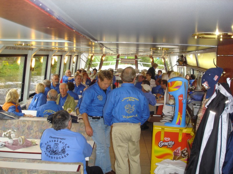 die Theatergruppen aus Ahlten und Densberg bei der Schiffsrundfahrt auf der Weser