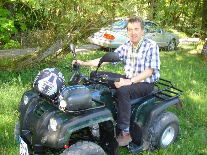 Wilhelm auf dem Quad (1. Mai 2007 am Tretbecken)
