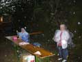 Karl-Heinz Noll und Elisabeth Gie&szlig;e an der Kasse im Regen (22.7.06)