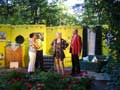 Leo (Karl-Heinz Neumann) k&uuml;sst Lisa (Michaela G&uuml;nst Kurz), seine Frau Dunja (Petra Wilhelm) und Lisas Mann Werner (Mattias Wilhelm) schauen zu (Premiere am 15.6.07)