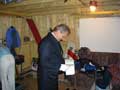 Karl-Heinz Neumann bereitet sich auf seinen Auftritt als Diener Percy vor (Vorstellung am 23.7.06)