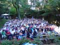 Das Publikum wartet auf den Beginn der Auff&uuml;hrung, vorn Mitglieder der Theatergruppe "Die K&uuml;llberger" aus Harle (Premiere am 15.7.06)