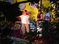 die gut beh&uuml;tete Tante (Anneliese Range) auf der B&uuml;hne (Vorstellung am 23.7.06)