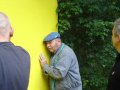 Aufbau der Kulissen am 19.5.07: Erich Kramer horcht, ob alles gerade steht