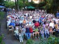 Die Zuschauer im Burggraben warten auf den Beginn der letzten Auff&uuml;hrung am 14. Juli