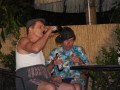 Heinz-Dieter Pingelig (Gunter Ochs) trinkt Bier mit Klaus Meckerer (Karl-Heinz Neumann)