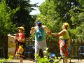 Opa Ludwig (Erich Kramer) legt mit seinen Urlaubsbekanntschaften (Anneliese Range und Christel Aubel) einen hei&szlig;en Tanz hin (Probe 7.6.)