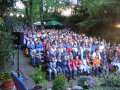 Die Zuschauer erwarten den Beginn der Auff&uuml;hrung am 7.7., in der Mitte Mitglieder der Theatergruppe Die Unverzagten aus Ahlten