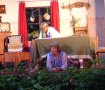 Agnes (Andrea W�rtele) verkriecht sich unter dem Tisch (Vorstellung am 12.7.08)