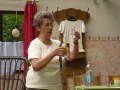 Julchen (Anneliese Range) g�nnt sich ein &bdquo;Spezialw�sserchen&rdquo;