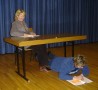 Frau Dr. Maier (Petra Wilhelm) und Agnes (Andrea W�rtele) bei der Probe am 26.2.08 im Dorfgemeinschaftshaus