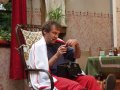 Der Hypoconder Alfred (Gunter Ochs) mit seinen Medikamenten (Vorstellung am 18.7.)