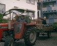 Erich Kramer und Gisela Noll beim Transport einiger M�belst�cke zum Burggraben f�r die B�hnendekoration (21.6.2008)