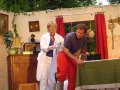 Alfred (Gunter Ochs) bekommt eine Spritze von Dr. Maier (Petra Wilhelm)