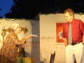 Julchen (Anneliese Range) zeigt Harry (Karl-Heinz Neumann) einen Vertrag (Vorstellung am 12.7.08)