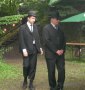 Klaus-Dieter und Benno kommen zu Beginn des 2. Aktes von der Beerdigung zur�ck