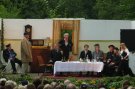 Onkel Herrmanns &bdquo;Sohn&rdquo; Horst Fr�hlich (Matthias Wilhelm, links im hellen Mantel) erscheint beim Trauermahl