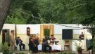 Onkel Herrmann (Karl-Heinz Noll) erscheint im Fernsehen und teilt den Angeh�rigen seinen letzten Willen mit