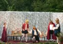 die M�nner in Plunderhosen, von links Klaus-Dieter (Gunter Ochs) als Ehrenfried von Linsingen, Horst Fr�hlich (Matthias Wilhelm) als Leopold, Herzog von M�ller-Thurgau, Eberhard (Erich Kramer) als Ottokar, K�nig von B�hmen und Benno (Karl-Heinz Neumann) als Titelheld Reinholdo, Herzog von Denisburc, ganz links Andrea (Kristin Junghans) als Reinhilde, Tochter des K�nigs von B�hmen