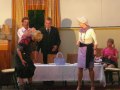 Anneliese begutachtet Elfriedes Kittelsch�rze