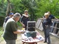 Flei�ige Helfer beim Aufbau der Kulissen im Burggraben: von links Franz Oberhofner, Karl-Heinz Noll, Steffen Noll, Gisela Noll und Lars Junghans