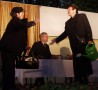 Adelheid (Renate G�nst) kommt mit der Gie�kanne von der Beerdigung