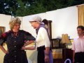 Anneliese begutachtet Elfriedes Kittelsch�rze
