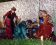 Rosalie (Renate G�nst) st�rzt im St�ck &bdquo;Reinholdo, Herzog von Denisburc&rdquo; zu Beginn des 3. Aktes